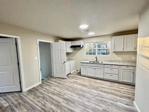 4th image of 401 S Foster Dr