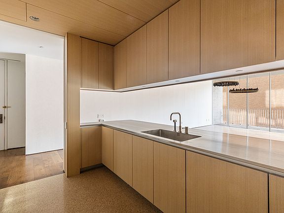 4th image of 527 W 27th St #4D
