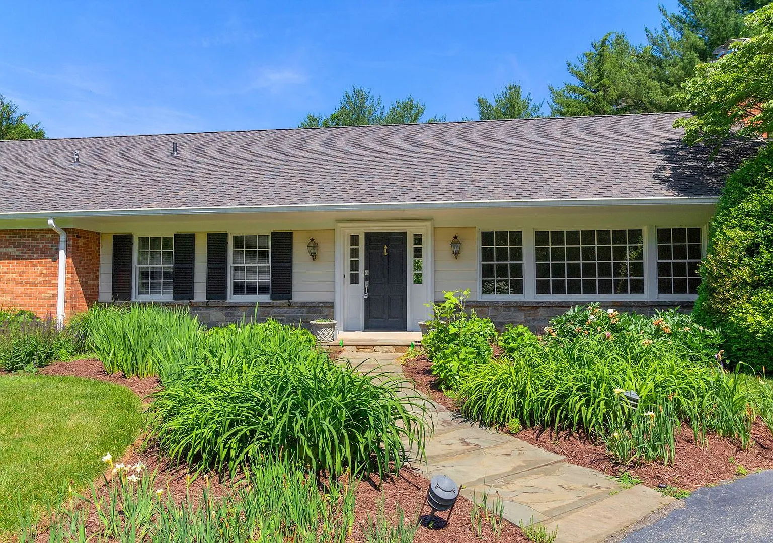 3 Bed 3 Bath - Potomac Falls Rambler - 2 Car Garage — Photo 1