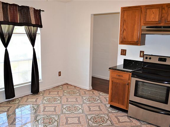 5th image of 1606 Twin Oak Ln