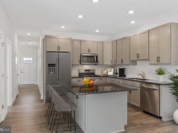 220 Honey Ln, Norristown, PA 19401