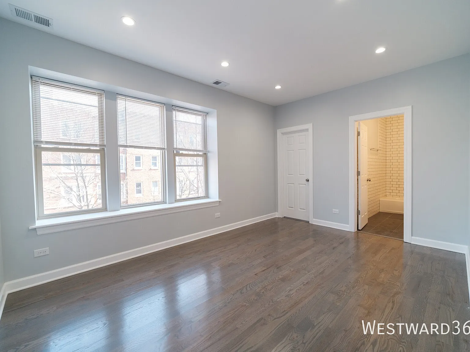 Beautiful updated 3b/2b in Ravenswood Manor — Photo 3