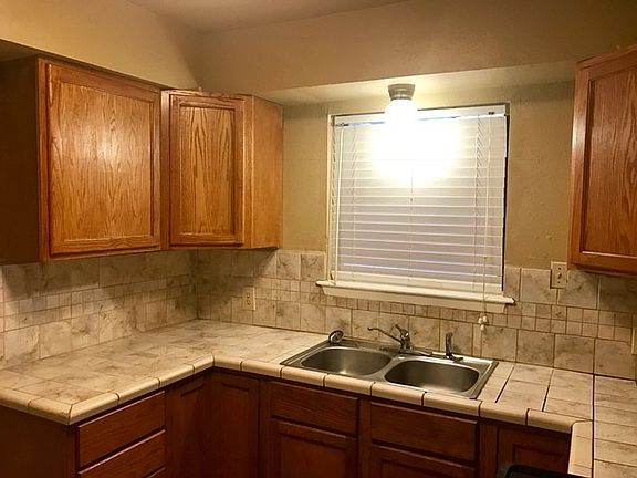 5th image of 905 Castle Heights Dr #B