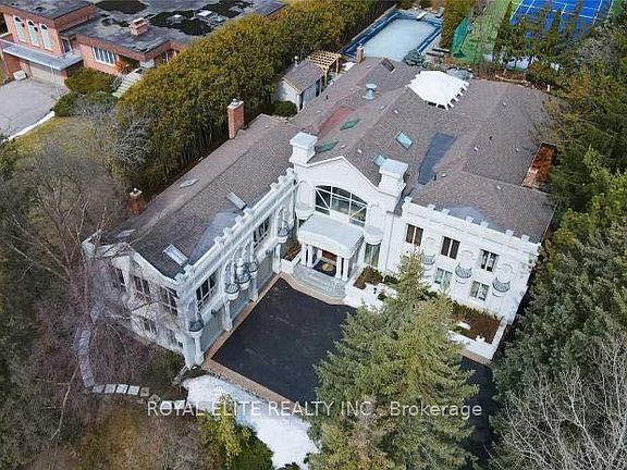 2nd image of 305 Woodland Acres Cres
