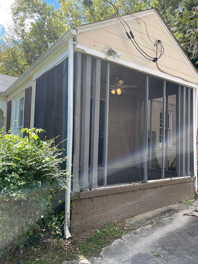 3 Bedroom Westwood Terrace Bungalow (Sorry, No Section 8) — Photo 3