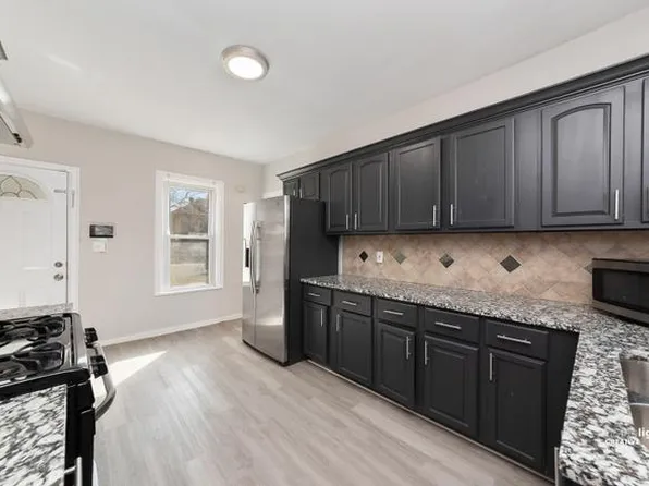 742 E Downer Pl, Aurora, IL 60505