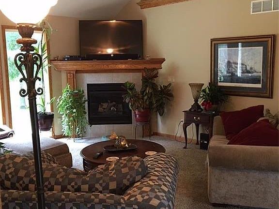 Beautiful gas corner fire place in main living room