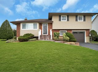 97 Plymouth Rd, Plainview, NY 11803