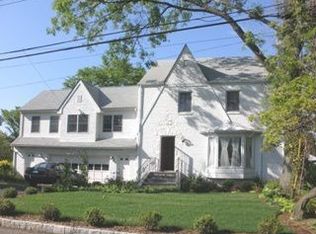 17 Old Colony Dr, Larchmont, NY 10538