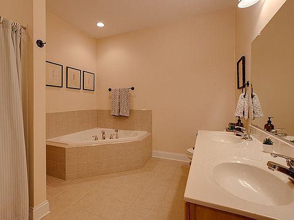 2nd image of 1866 Cumberland Dr