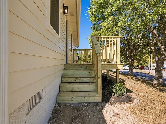 5th image of 207 Edgewood Ave
