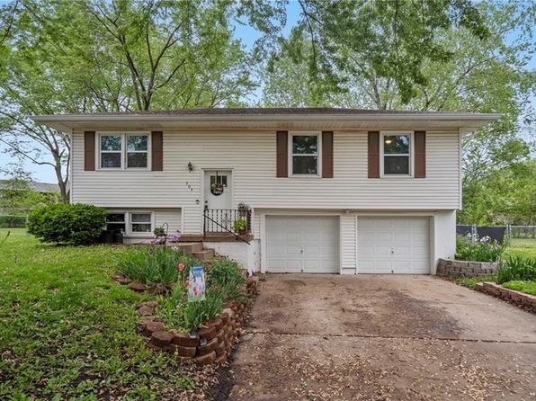 504 W 5th Ct, Peculiar, MO 64078