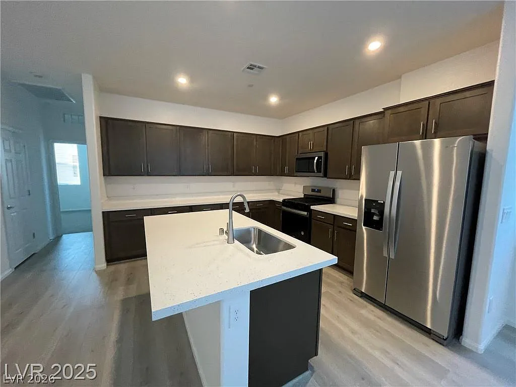 3 bed, 2.0 bath, 1255 sqft, $1,895 — Photo 3