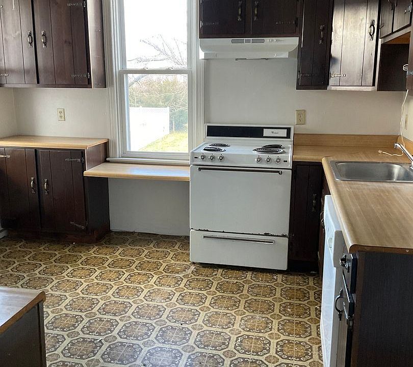 1st image of 219 N Pine St Floor 2