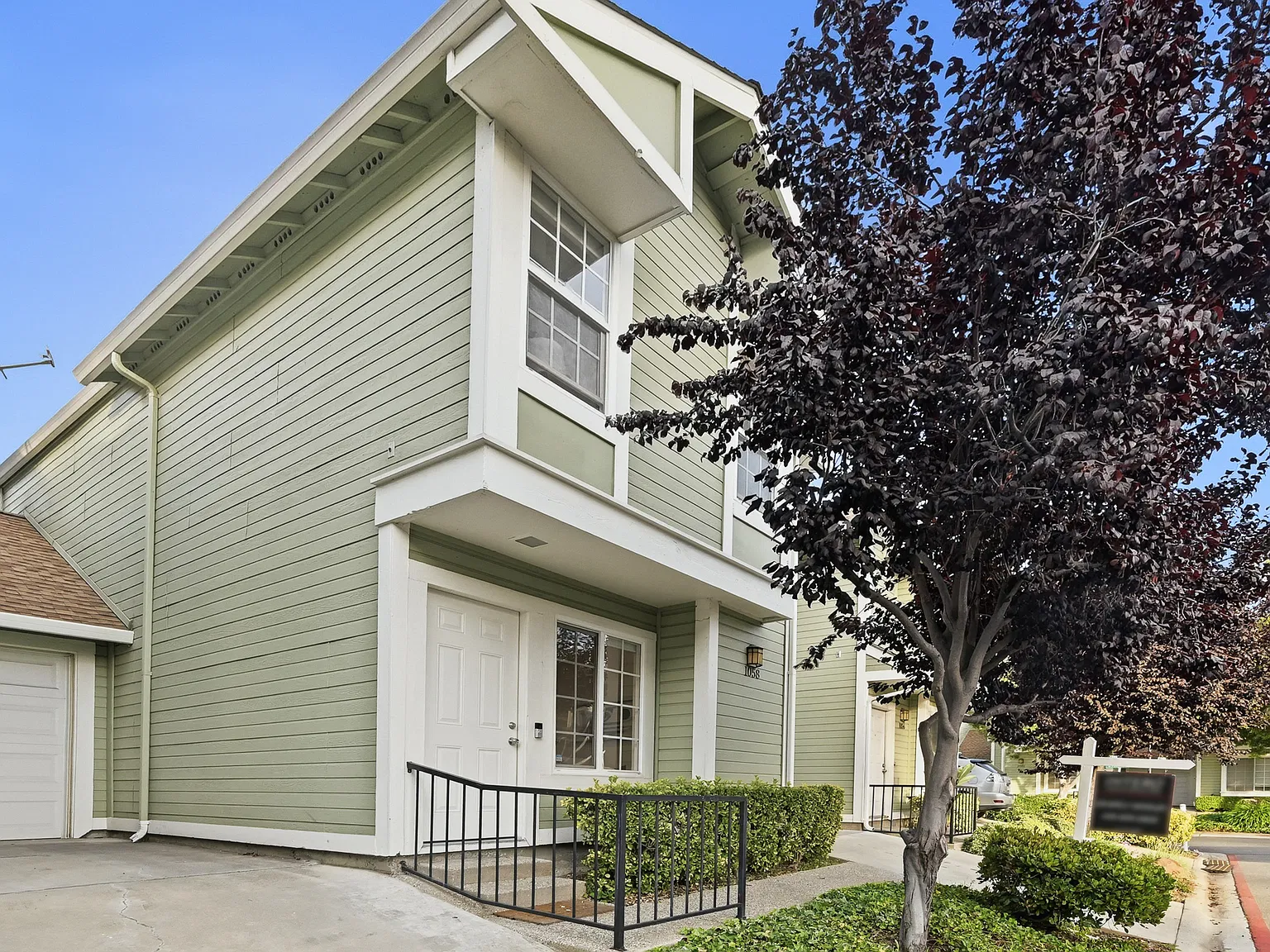 2 bed, 2.5 bath, 1042 sqft, $3,600 — Photo 2