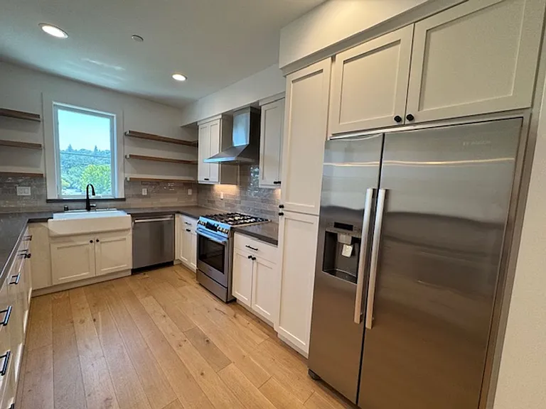 906 Brown Ave — Photo 7