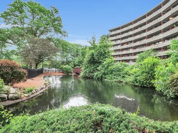200 Swanton St APT 502, Winchester, MA 01890