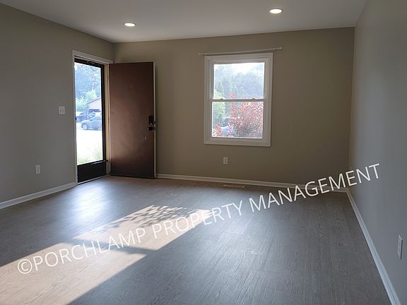 5th image of 4546 Sarafield St NE