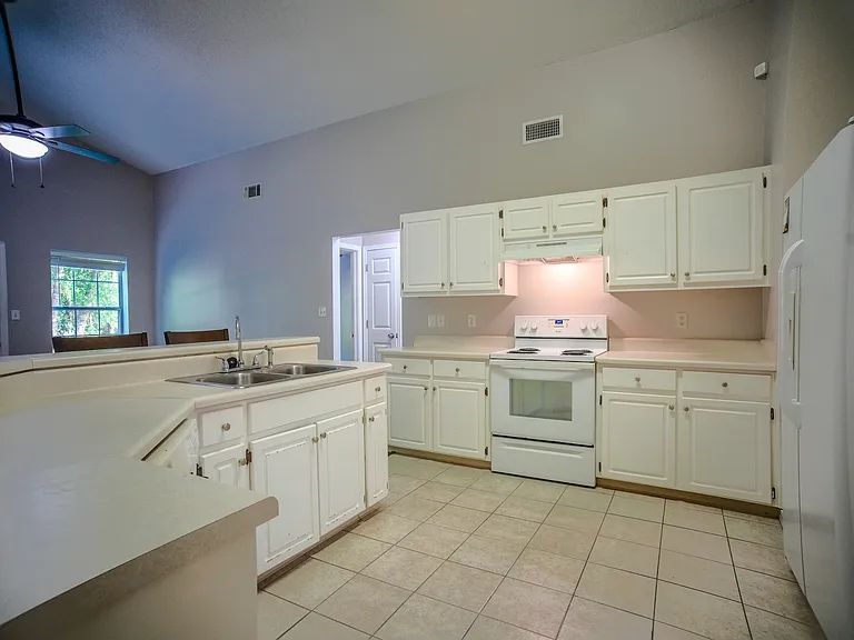 1632 Janet Ln — Photo 4