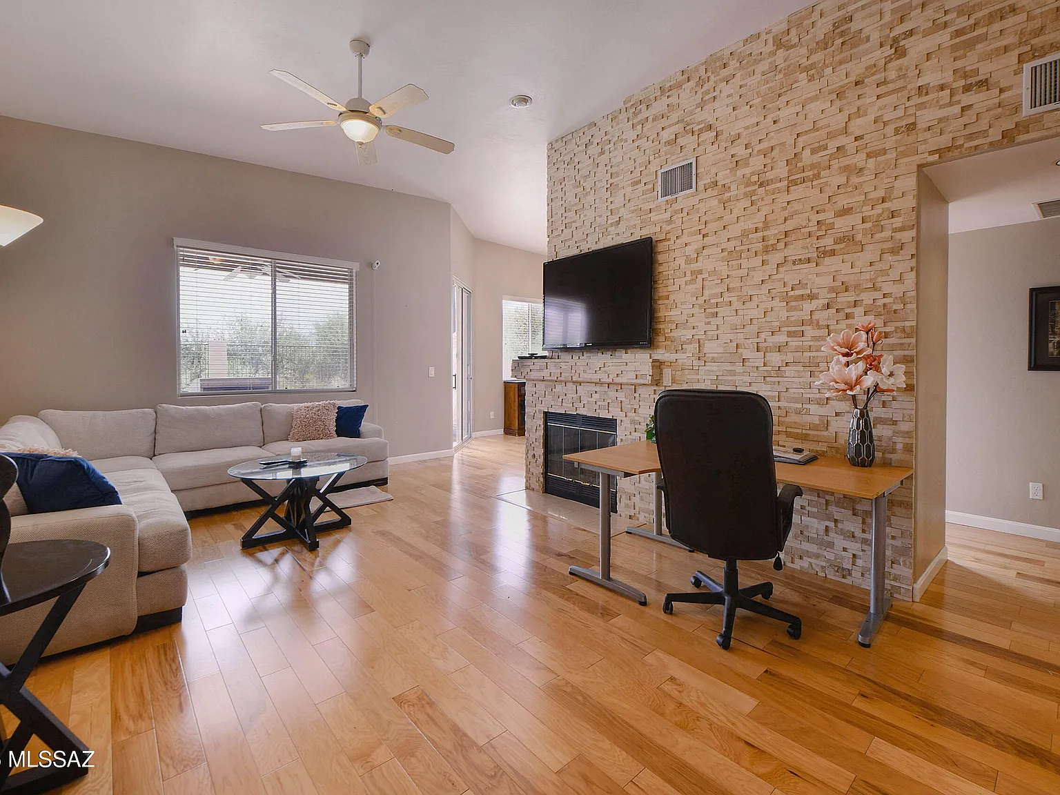 2 bed, 2.0 bath, 1697 sqft, $3,900 — Photo 3