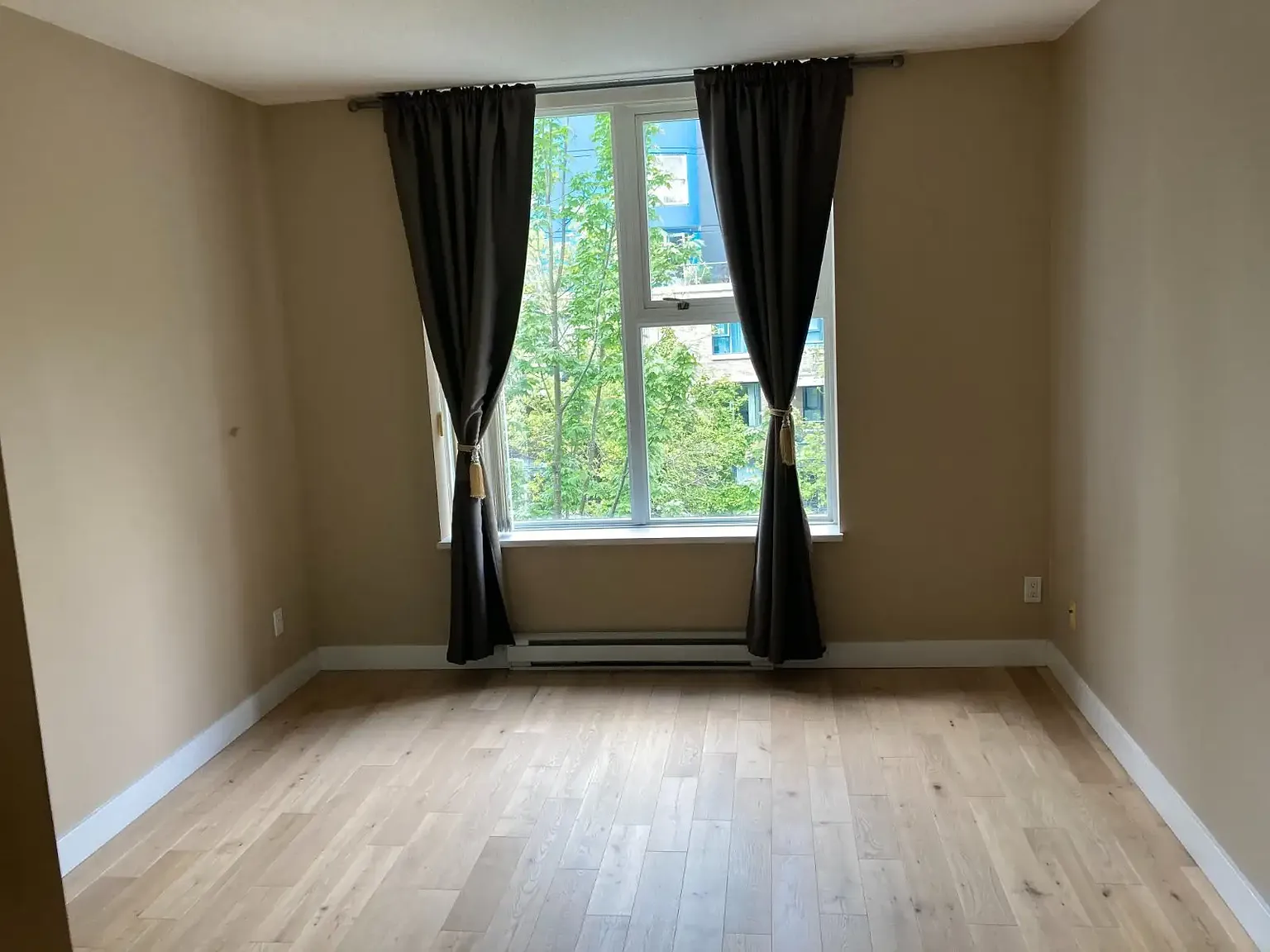 2 bed, 1000 sqft, $4,400 — Photo 4