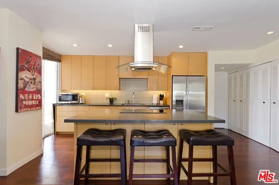 1 bed, 2.0 bath, 966 sqft, $6,000 — Photo 4