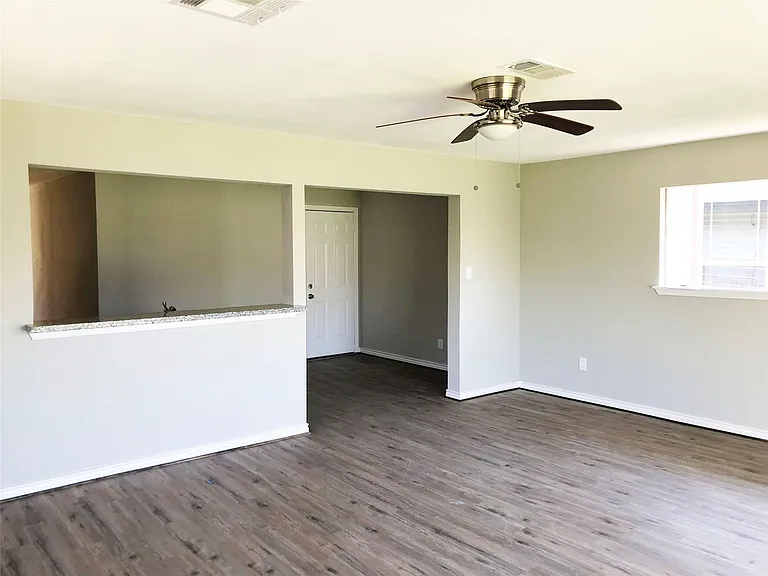 509 Avenue J — Photo 2