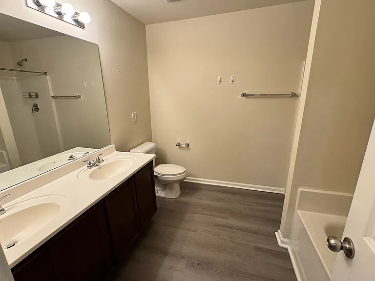 585 Merchant St — Photo 3