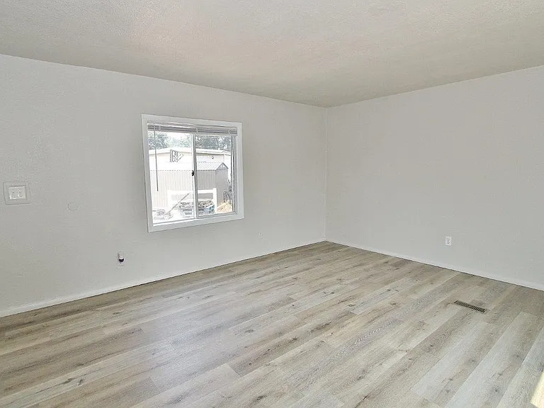 422 Elder Ave — Photo 6