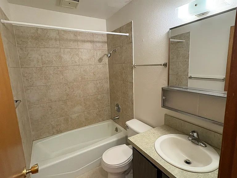 1415 S. Hawthorne Dr. Apartments — Photo 14