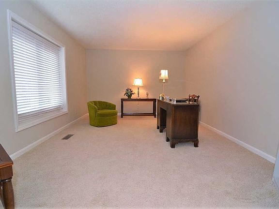 4th image of 7911 Briarwood Dr
