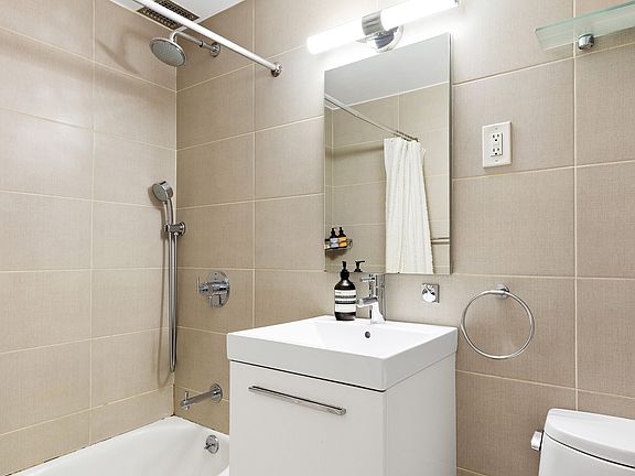 5th image of 165 Christopher St APT Laa