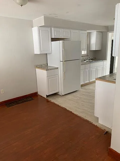141 Robin St photo 1