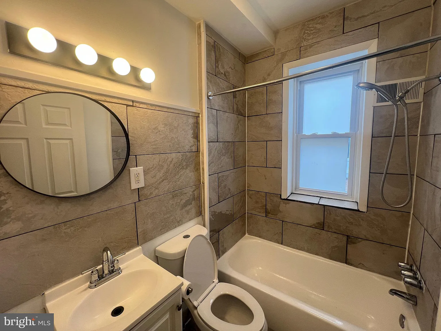 2 bed, 750 sqft, $1,500 — Photo 4