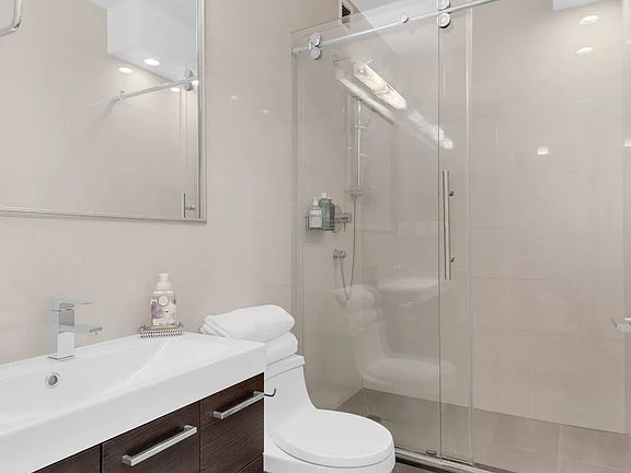 4th image of 200 E 69th St APT 6J