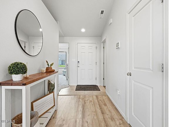 3rd image of 511 Lacoursiere St