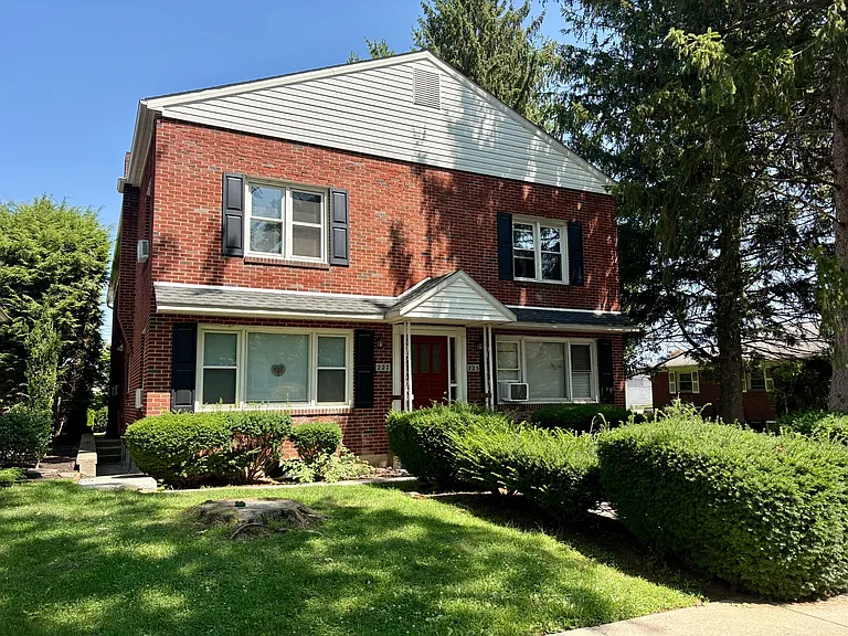 225-227 W Areba Ave — Photo 4