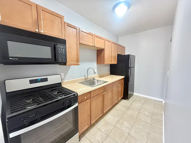 366 4th Ave — Photo 3