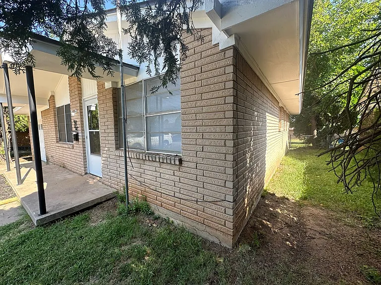 321 W Michael Dr — Photo 3