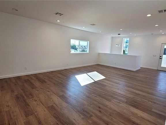4th image of 6034 1/2 Craner Ave