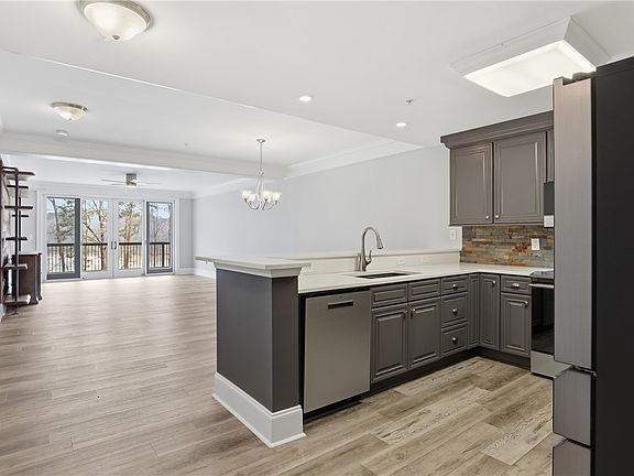 5th image of 207 Watermarke Ln