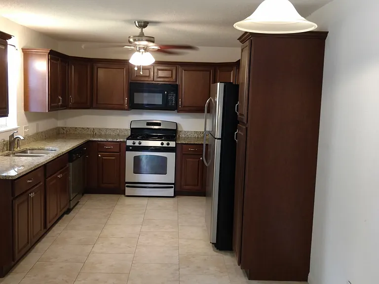 107 E Powell Ln — Photo 9