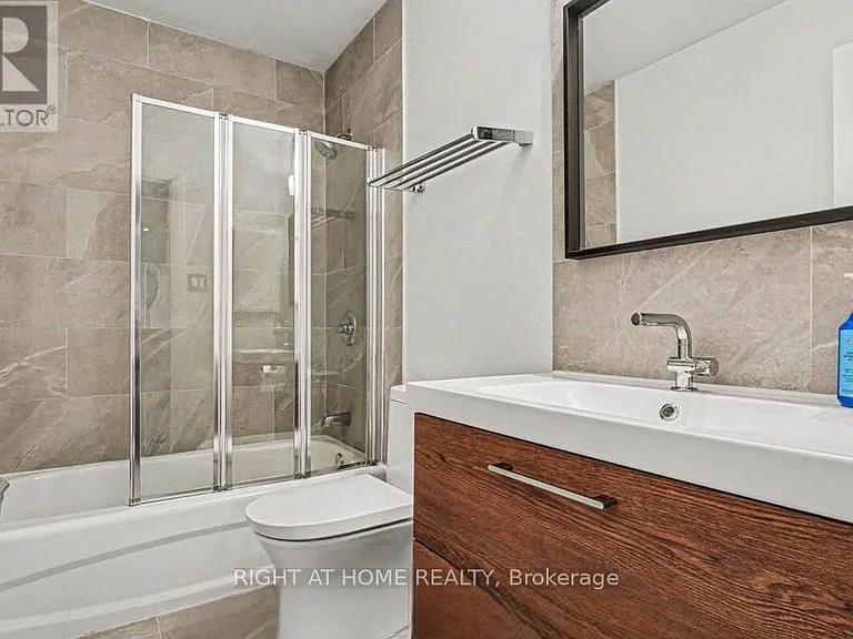 2064 Dunollie Cres — Photo 15
