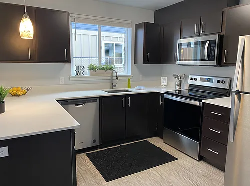 Queen Court Apartments Photo 1