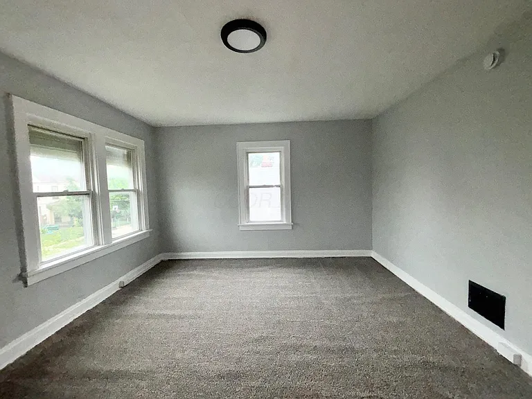 36 N Eureka Ave — Photo 7