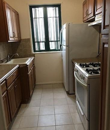 3rd image of 16 Metropolitan Oval APT Townhouse