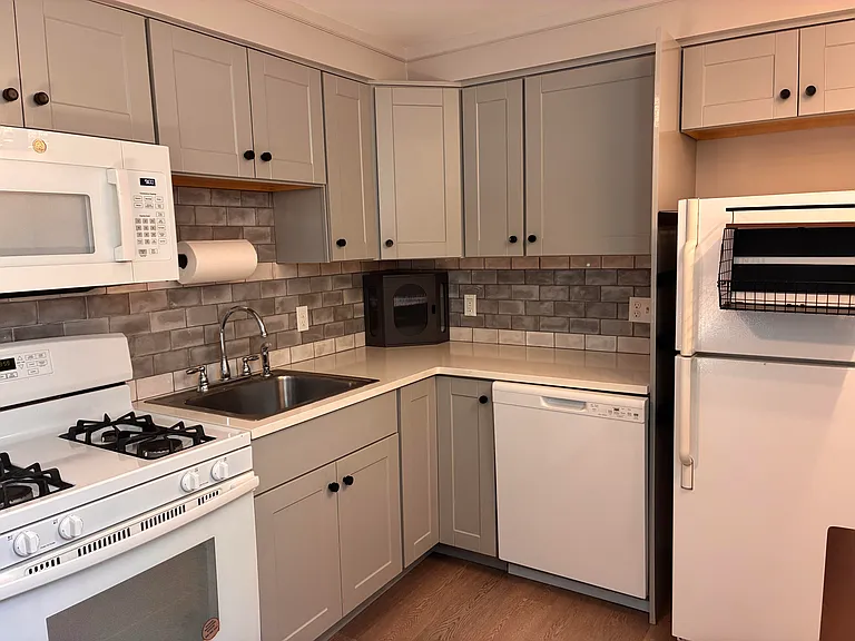 126 Bradford Ave — Photo 2