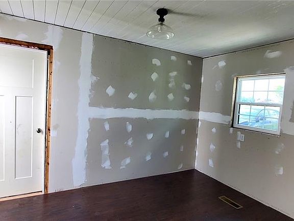 4th image of 2185 Flat Rock Rd