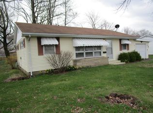 624 N Worthey St, Flora, IL 62839