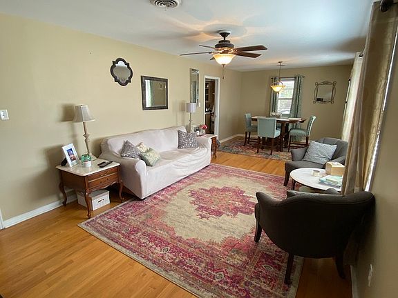 Living room/breakfast nook